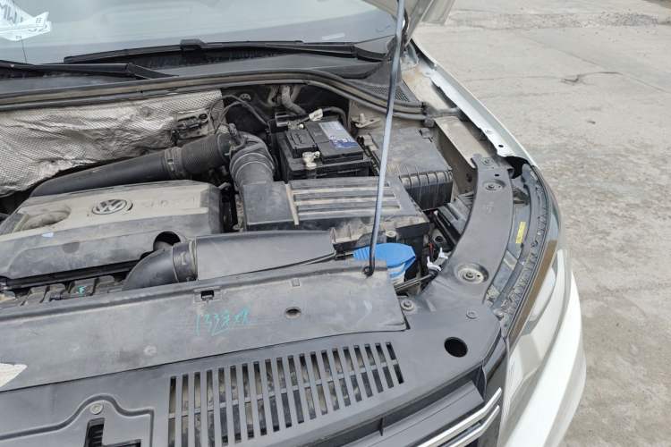 Used Volkswagen Tiguan 2015 2.0 TSI Automatic All-Wheel Drive Luxury Edition Engine Bay Left