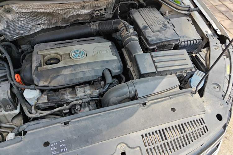 Used Volkswagen Tiguan 2015 1.8TSI Automatic All-Wheel-Drive Luxury Model Engine Bay Left