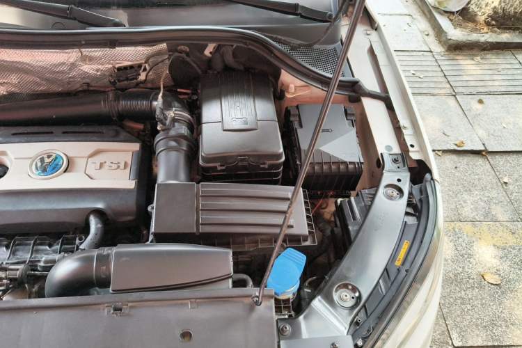Used Volkswagen Tiguan 2015 1.8TSI Automatic Two-Wheel Drive Luxury Model Engine Bay Left
