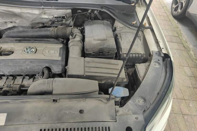Used Volkswagen Tiguan 2015 1.8TSI Automatic All-Wheel-Drive Luxury Model Engine Bay Left