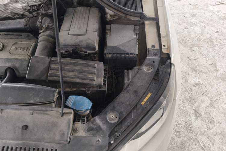 Used Volkswagen Tiguan 2015 1.8TSI Automatic All-Wheel-Drive Luxury Model Engine Bay Left