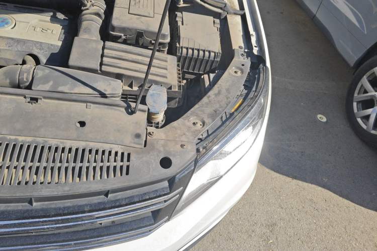 Used Volkswagen Tiguan 2015 1.8TSI Automatic All-Wheel-Drive Luxury Model Engine Bay Left