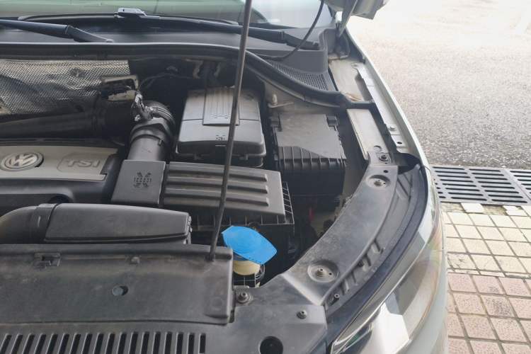 Used Volkswagen Tiguan 2015 2.0 TSI Comfort Edition Engine Bay Left