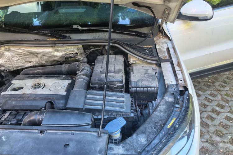 Used Volkswagen Tiguan 2015 1.8TSI Automatic All-Wheel-Drive Luxury Model Engine Bay Left