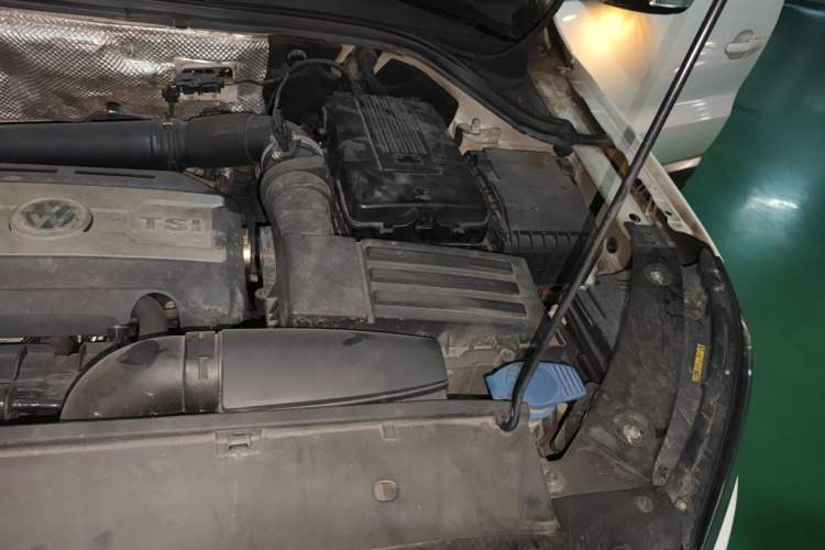 Used Volkswagen Tiguan 2015 1.8TSI Automatic All-Wheel-Drive Luxury Model Engine Bay Left