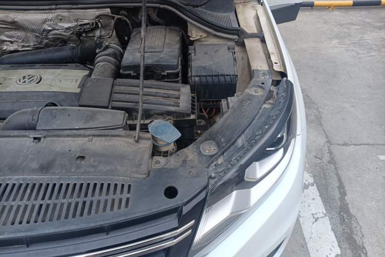 Used Volkswagen Tiguan 2015 1.8TSI Automatic All-Wheel-Drive Luxury Model Engine Bay Left