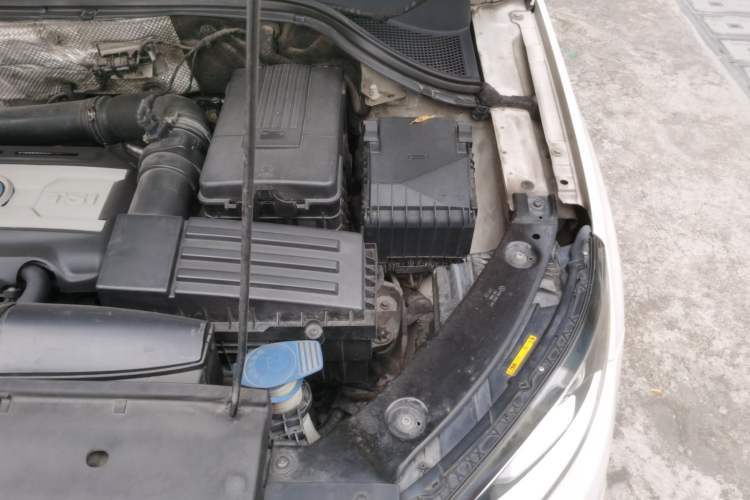 Used Volkswagen Tiguan 2015 2.0 TSI Automatic All-Wheel Drive Luxury Edition Engine Bay Left