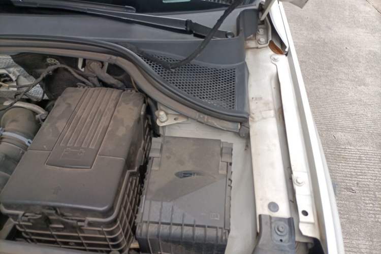 Used Volkswagen Tiguan 2015 1.8TSI Automatic All-Wheel-Drive Luxury Model Engine Bay Left
