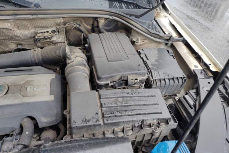 Used Volkswagen Tiguan 2015 1.8TSI Automatic All-Wheel-Drive Luxury Model Engine Bay Left