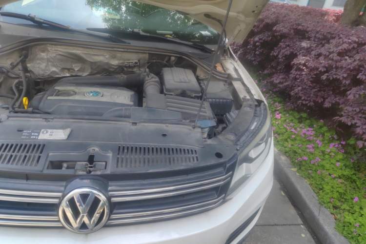 Used Volkswagen Tiguan 2015 1.8TSI Automatic All-Wheel-Drive Luxury Model Engine Bay Left
