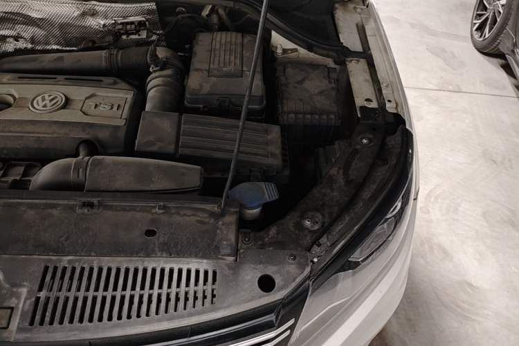 Used Volkswagen Tiguan 2015 1.8TSI Automatic Two-Wheel Drive Luxury Model Engine Bay Left