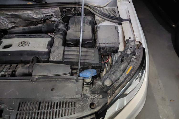 Used Volkswagen Tiguan 2015 1.8TSI Automatic All-Wheel-Drive Luxury Model Engine Bay Left
