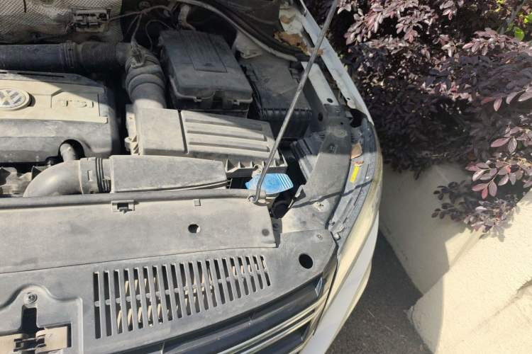Used Volkswagen Tiguan 2015 1.8TSI Automatic All-Wheel-Drive Luxury Model Engine Bay Left