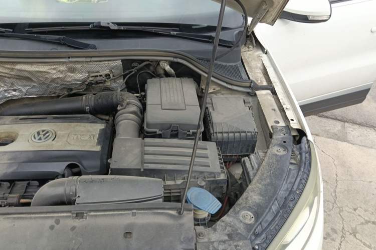 Used Volkswagen Tiguan 2015 1.8TSI Automatic All-Wheel-Drive Luxury Model Engine Bay Left