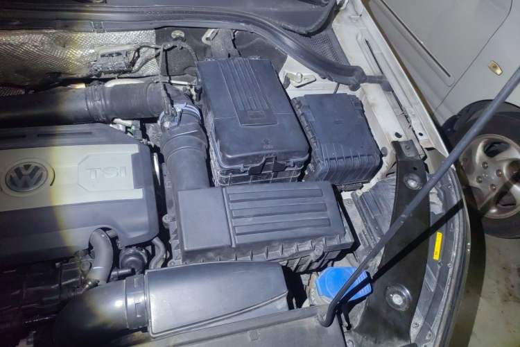 Used Volkswagen Tiguan 2015 1.8TSI Automatic Two-Wheel Drive Luxury Model Engine Bay Left