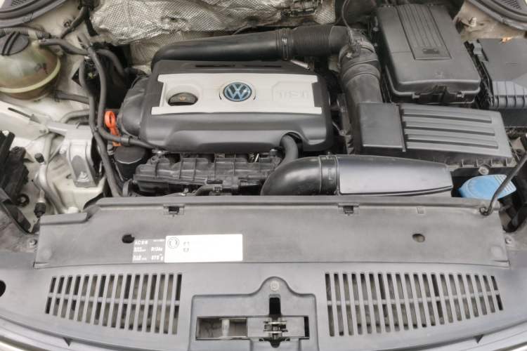 Used Volkswagen Tiguan 2015 2.0 TSI Automatic All-Wheel Drive Luxury Edition Engine Bay