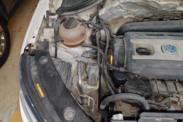 Used Volkswagen Tiguan 2015 1.8TSI Automatic All-Wheel-Drive Luxury Model Engine Bay Right