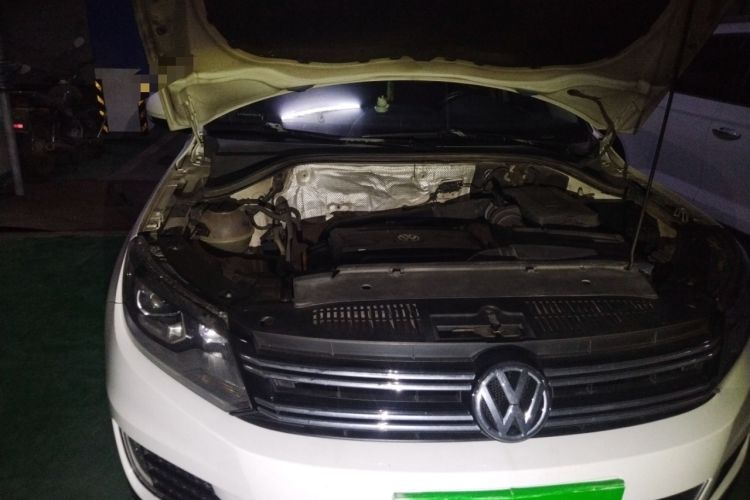 Used Volkswagen Tiguan 2015 1.8TSI Automatic All-Wheel-Drive Luxury Model Engine Bay Right