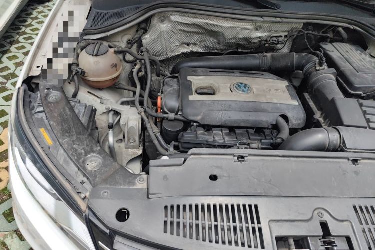 Used Volkswagen Tiguan 2015 1.8TSI Automatic All-Wheel-Drive Luxury Model Engine Bay Right