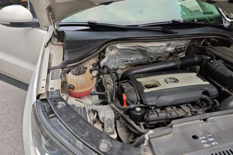 Used Volkswagen Tiguan 2015 1.8TSI Automatic Two-Wheel Drive Luxury Model Engine Bay Right
