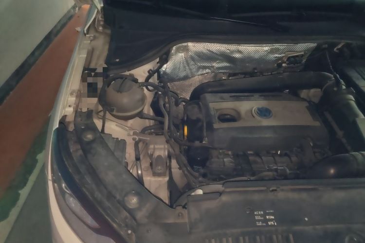 Used Volkswagen Tiguan 2015 1.8TSI Automatic All-Wheel-Drive Luxury Model Engine Bay Right