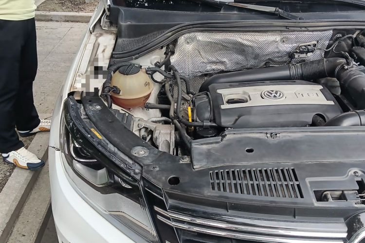 Used Volkswagen Tiguan 2015 1.8TSI Automatic All-Wheel-Drive Luxury Model Engine Bay Right