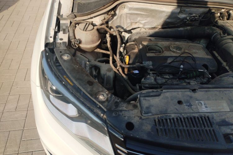 Used Volkswagen Tiguan 2015 1.8TSI Automatic All-Wheel-Drive Luxury Model Engine Bay Right