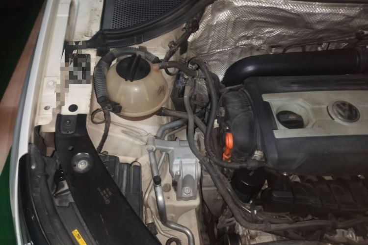Used Volkswagen Tiguan 2015 1.8TSI Automatic All-Wheel-Drive Luxury Model Engine Bay Right