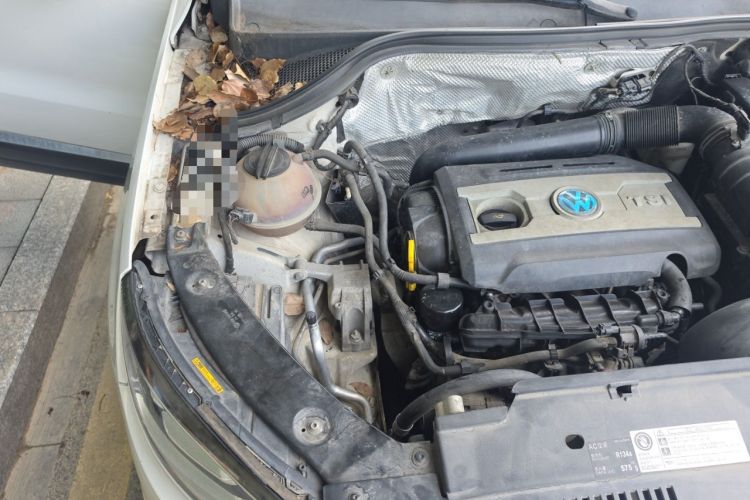 Used Volkswagen Tiguan 2015 1.8TSI Automatic All-Wheel-Drive Luxury Model Engine Bay Right