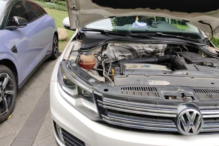 Used Volkswagen Tiguan 2015 1.8TSI Automatic Two-Wheel Drive Luxury Model Engine Bay Right