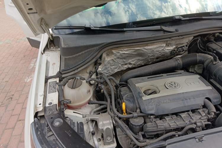 Used Volkswagen Tiguan 2015 1.8TSI Automatic All-Wheel-Drive Luxury Model Engine Bay Right