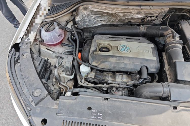 Used Volkswagen Tiguan 2015 1.8TSI Automatic All-Wheel-Drive Luxury Model Engine Bay Right