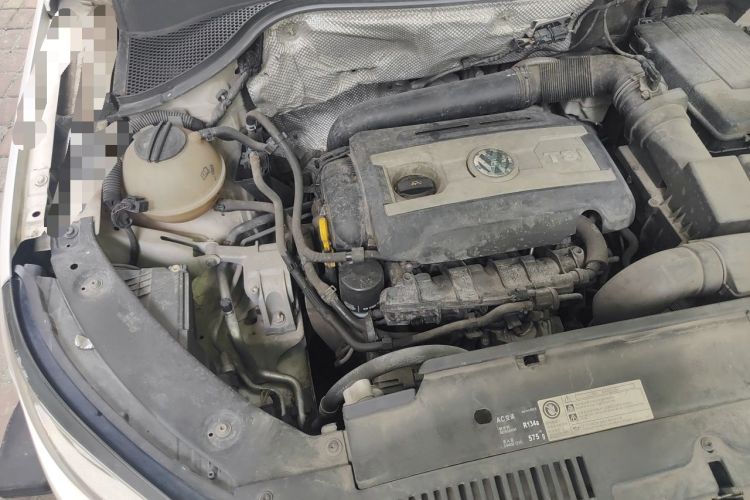 Used Volkswagen Tiguan 2015 1.8TSI Automatic All-Wheel-Drive Luxury Model Engine Bay Right