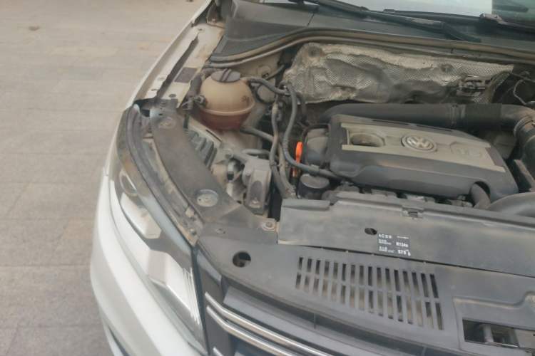 Used Volkswagen Tiguan 2015 2.0 TSI Automatic All-Wheel Drive Luxury Edition Engine Bay Right