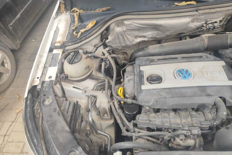 Used Volkswagen Tiguan 2015 1.8TSI Automatic Two-Wheel Drive Luxury Model Engine Bay Right