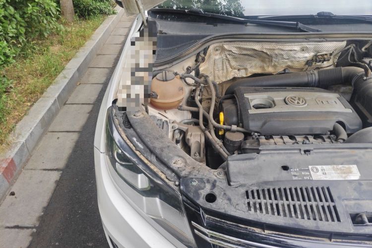 Used Volkswagen Tiguan 2015 1.8TSI Automatic All-Wheel-Drive Luxury Model Engine Bay Right
