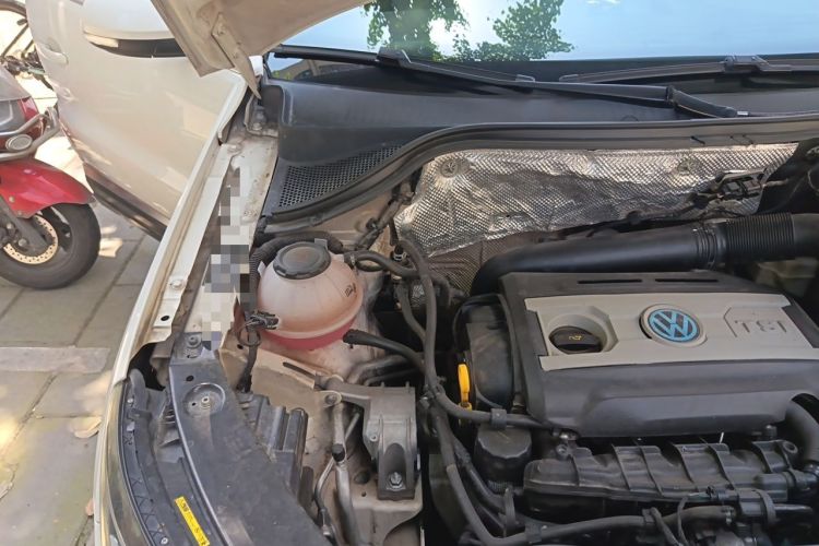 Used Volkswagen Tiguan 2015 1.8TSI Automatic All-Wheel-Drive Luxury Model Engine Bay Right