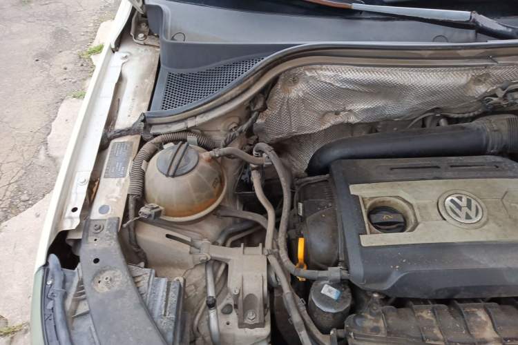 Used Volkswagen Tiguan 2015 1.8TSI Automatic All-Wheel-Drive Luxury Model Engine Bay Right