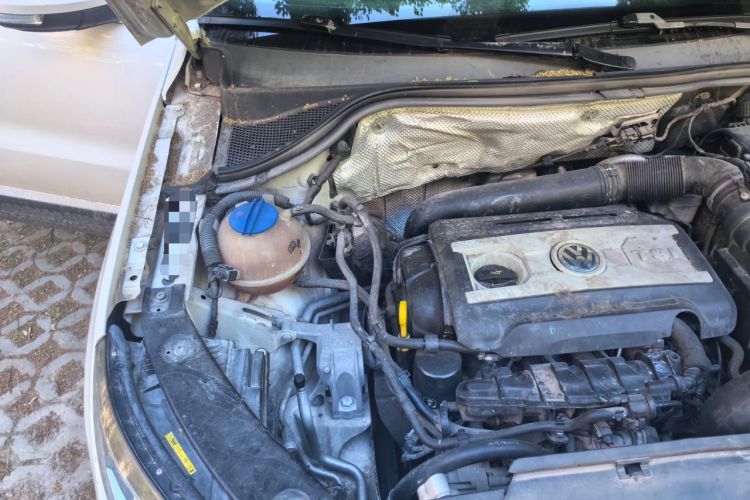 Used Volkswagen Tiguan 2015 1.8TSI Automatic All-Wheel-Drive Luxury Model Engine Bay Right
