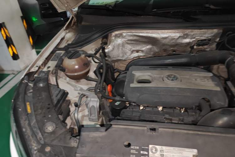 Used Volkswagen Tiguan 2015 1.8TSI Automatic All-Wheel-Drive Luxury Model Engine Bay Right