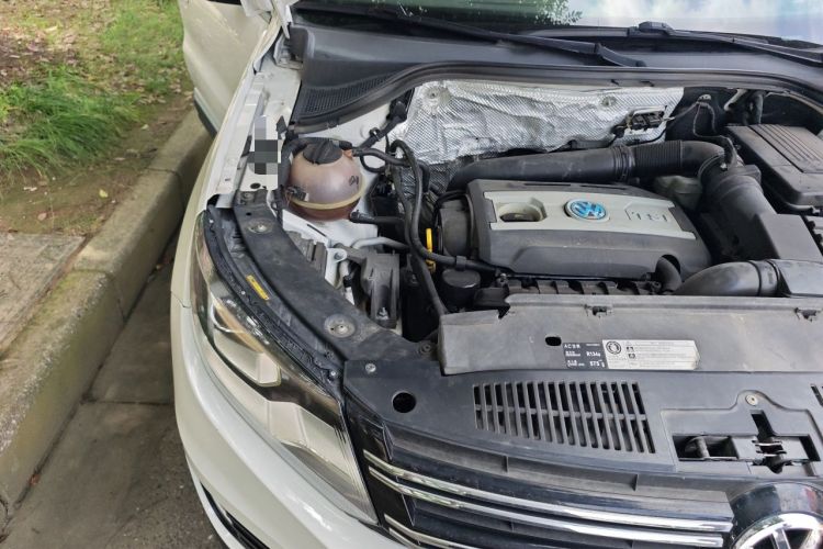 Used Volkswagen Tiguan 2015 1.8TSI Automatic Two-Wheel Drive Luxury Model Engine Bay Right