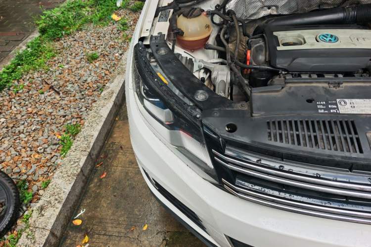 Used Volkswagen Tiguan 2015 1.8TSI Automatic All-Wheel-Drive Luxury Model Engine Bay Right
