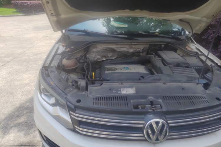 Used Volkswagen Tiguan 2015 1.8TSI Automatic All-Wheel-Drive Luxury Model Engine Bay Right