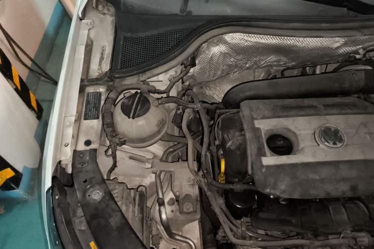 Used Volkswagen Tiguan 2015 1.8TSI Automatic Two-Wheel Drive Luxury Model Engine Bay Right