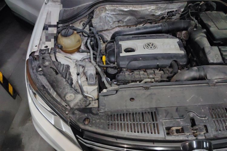 Used Volkswagen Tiguan 2015 1.8TSI Automatic All-Wheel-Drive Luxury Model Engine Bay Right