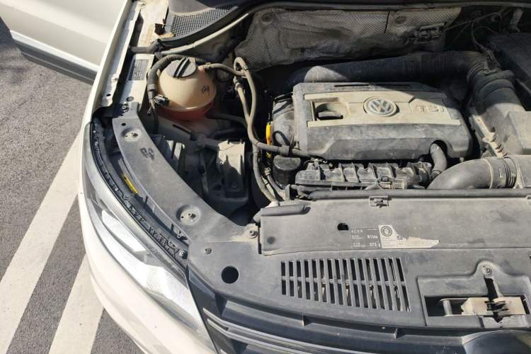 Used Volkswagen Tiguan 2015 1.8TSI Automatic All-Wheel-Drive Luxury Model Engine Bay Right