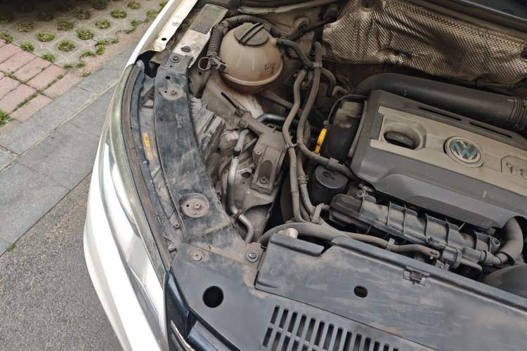 Used Volkswagen Tiguan 2015 1.8TSI Automatic All-Wheel-Drive Luxury Model Engine Bay Right