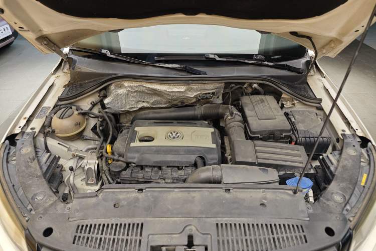 Used Volkswagen Tiguan 2015 1.8TSI Automatic All-Wheel-Drive Luxury Model Engine Bay