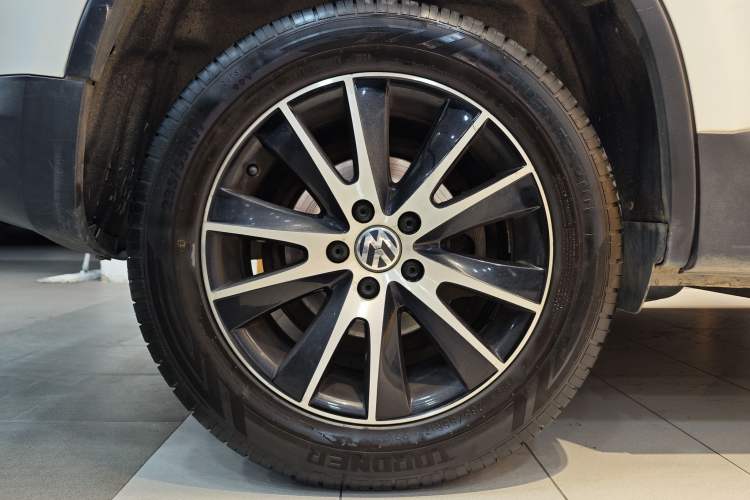 Used Volkswagen Tiguan 2015 1.8TSI Automatic All-Wheel-Drive Luxury Model Exterior 2