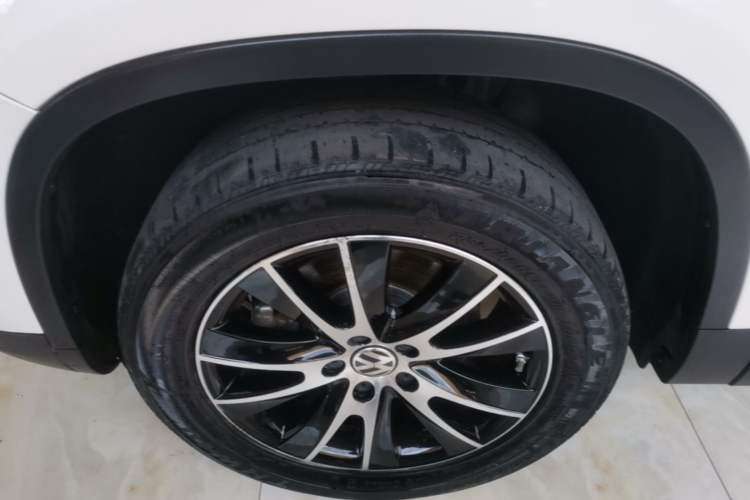 Used Volkswagen Tiguan 2015 1.8TSI Automatic Two-Wheel Drive Luxury Model Exterior 4
